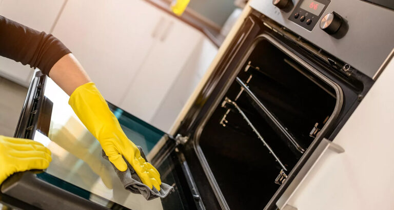 Cleaning the Oven: Effective Home Remedies for Burnt-On Dirt