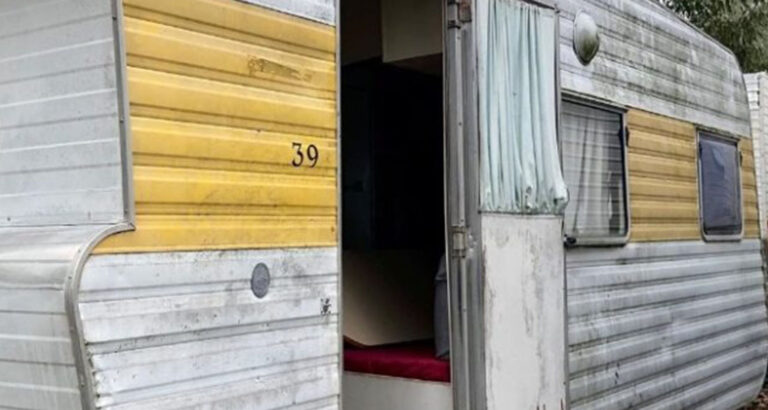 Good People Gave a Homeless Woman an Old Trailer: The Woman Turned It Into a Cozy House In The Middle Of The Forest!