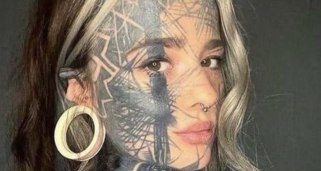 Woman with 800 tattoos shares new photo of herself without any ink. She has completely covered up all of her tattoos, and the contrast is striking!