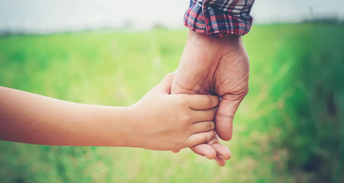 I Saw a Man on Stage with the Same Birthmark as Mine — Ignoring My Mom’s Protests, I Ran to Him and Shouted, ‘Dad, Is That You?’