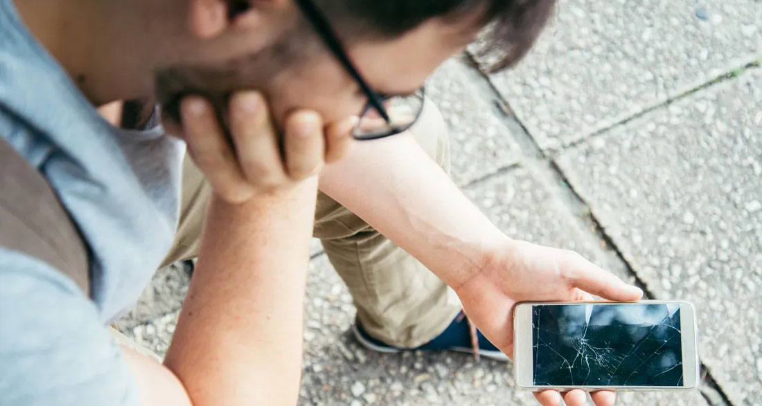 Man Finds a Smashed Phone on the Roadside—When He Inserts the SIM Card Into His Own Phone and Calls ‘Daughter,’ His Heart Stops