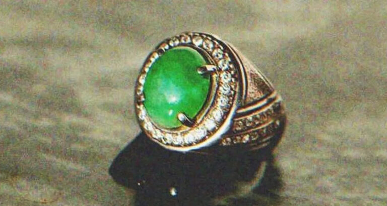 Girl Mocks Poor Grandma for Cheap Old Ring She Gifts Her, Throws It Away and It Opens — Story of the Day