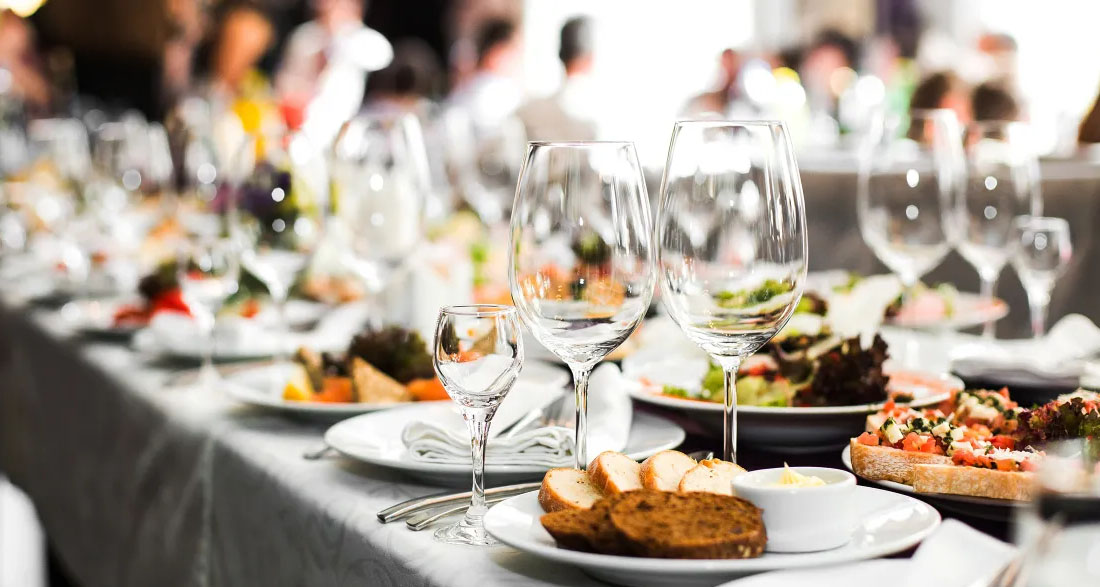 Bride & Groom Canceled Their Catering at the Last Minute – Then They Came Crashing Down to Earth