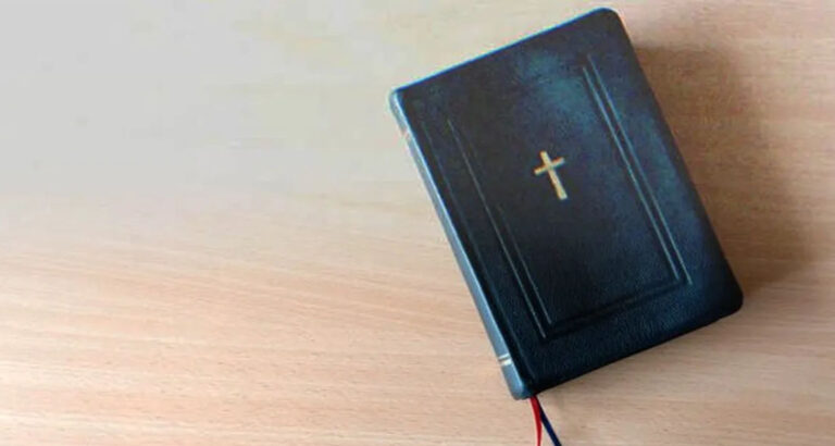 Old Lady Disinherits Grandson, Leaves Him Only a Bible & Note Saying, ‘Open It When It’s Hard’ – Story of the Day