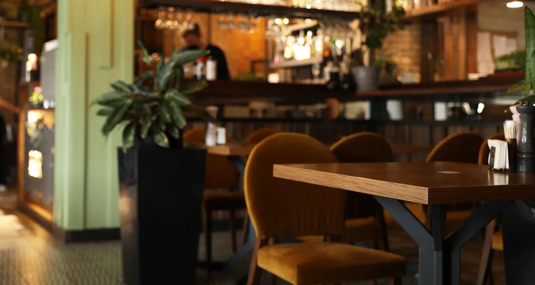 Entitled Mom Demanded We Stop Using Sign Language – Then Got Publicly Served by Waiter