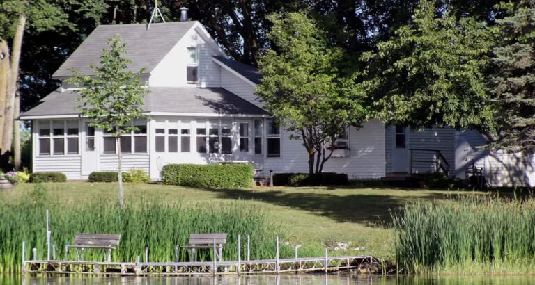 I Secretly Bought My Fiancée’s Childhood Home as a Wedding Gift — She Left Me before Our Wedding without Knowing It