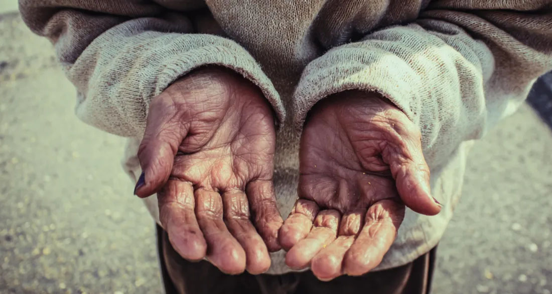 Old Woman Begged for Food Outside the Supermarket, so I Bought Her Pizza and Tea – The Next Day, Three White SUVs Pulled up to My House