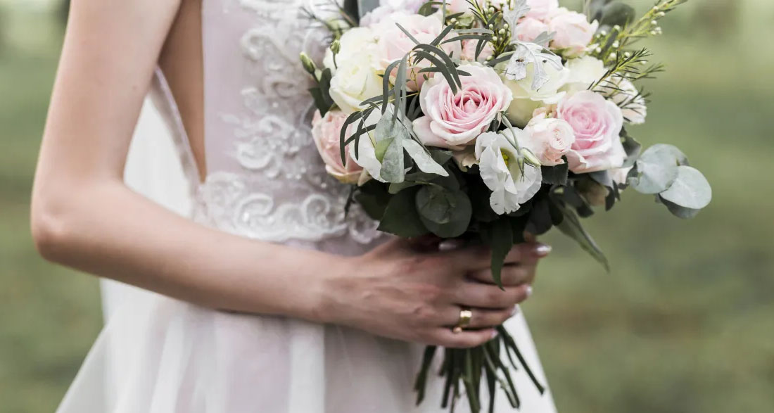 I Wore a Thrift-Store Dress to a Wedding – People Snickered, but Then the Groom’s Mother Stood up and Left Me Speechless