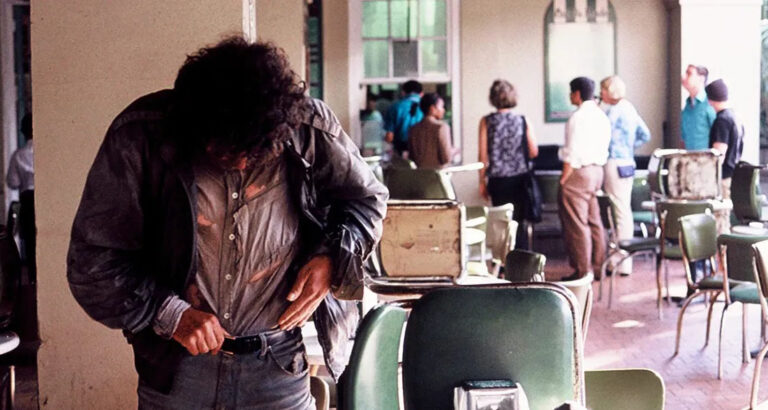 I Fed a Homeless Man Who Paid and Left a Note Under His Plate