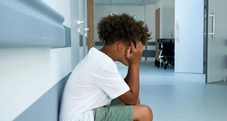 I Found a Lonely Boy Crying Outside the Oncology Ward – When I Learned the Truth, I Knew I Had to Step In