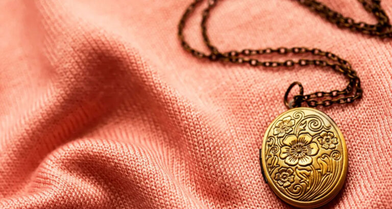 I Opened My Late Mom’s Locket That Was Glued Shut for 15 Years – What She Was Hiding Inside Left Me Breathless